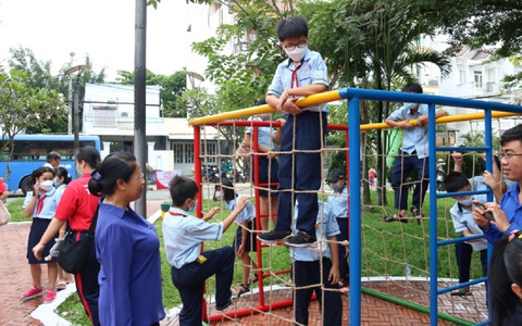 Có sân chơi tụi em khoái quá chừng...