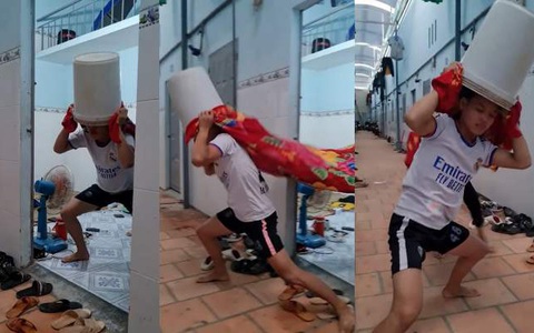 Hai chàng trai lầy lội lấy chăn, xô tập múa lân rước đèn Trung thu