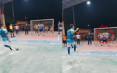 Chàng trai dùng 'thiết đầu công' cản phá penalty