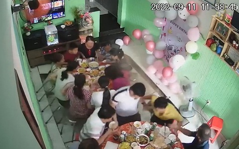 Cả nhà thót tim khi đang ăn cỗ bất ngờ nền nhà bị sụp