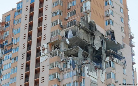 Bất chấp chiến sự, dân Kiev vẫn lo sửa chữa nhà cửa để trở về trước mùa đông