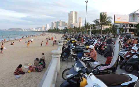 Dẹp “loạn giữ xe” thu tiền trái phép ở bãi biển Nha Trang