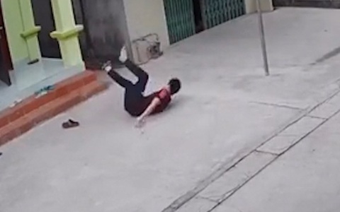 Thanh niên say thuốc lào đi kiểu túy quyền