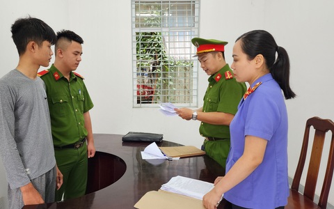 Khởi tố nam thanh niên đi xe máy không đội mũ bảo hiểm, tông cảnh sát nhập viện