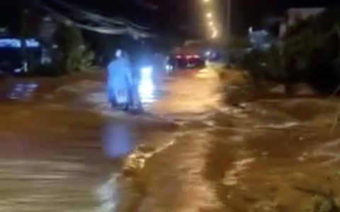Mưa lớn cuốn trôi nhiều xe máy ở Đồng Nai, nghi còn 1 người mất tích