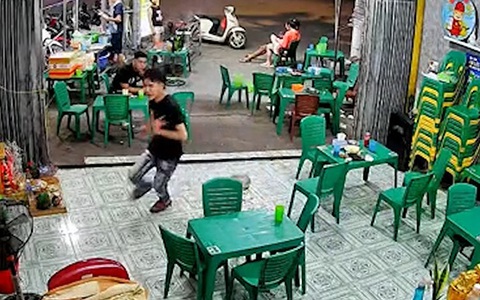 Nam nhân viên vụng về làm rơi nồi lẩu