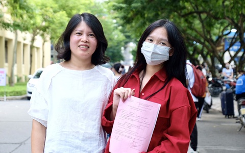 Quên hồ sơ nhập học trên taxi, cô nữ sinh xúc động vì sự tử tế của những người nơi xa lạ