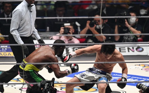 'Độc cô cầu bại' Mayweather hạ đo ván cao thủ Nhật sau 2 hiệp, bỏ túi 514 tỉ đồng