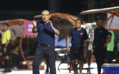 HLV Park Hang Seo và 3 trợ lý tích cực chỉ đạo dù đang thắng 3-0