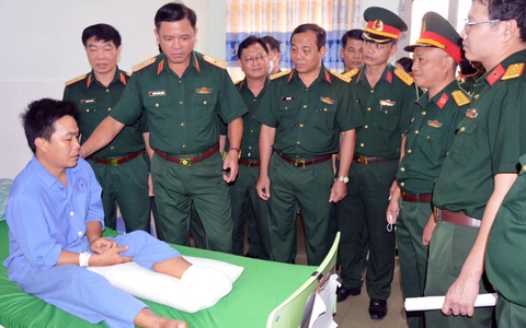 Tư lệnh Quân khu 7 thăm tiểu đội trưởng bị thương do giẫm phải mìn khi làm nhiệm vụ