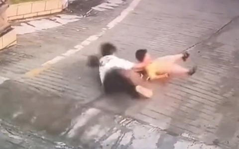 Chàng trai phi thân cứu bé trai thoát nạn khi trượt ván xuống dốc