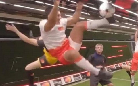 Luis Figo đá bóng kiểu 'phi hành gia' và lập kỷ lục Guinness