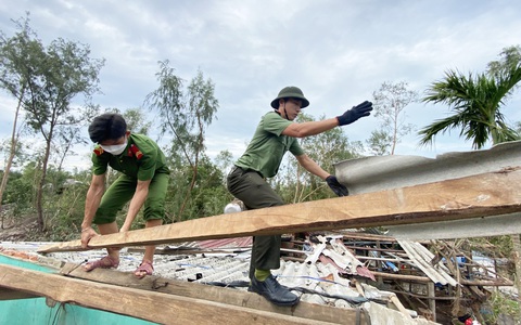 Người dân vùng bão không cô đơn