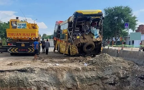 Xe khách giường nằm chở 33 hành khách lao xuống kênh, 5 người bị thương