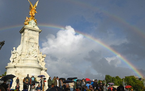 Cầu vồng kép xuất hiện ở London trong giờ phút Nữ hoàng Elizabeth II băng hà