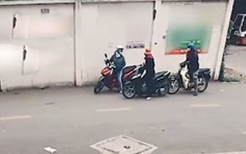 Hai người phụ nữ mải buôn chuyện mất cả xe máy