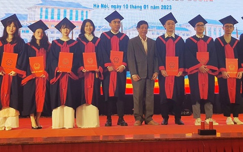 Sinh viên y khoa khóa đầu Trường ĐH Kinh doanh và Công nghệ Hà Nội tốt nghiệp