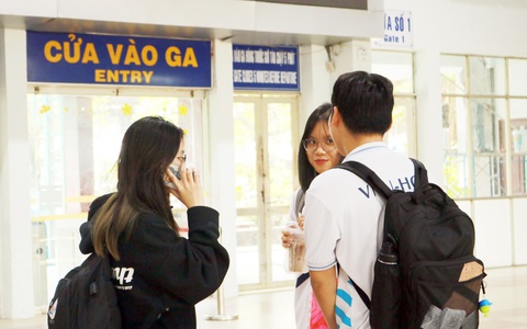 Tàu xe quá tải, sinh viên về Tết sớm