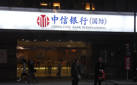 Ngân hàng ở Hong Kong tặng khách gói tiêm 'vắc xin Tây' nếu gửi nhiều tiền