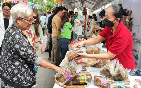 Chuyện lạ: Gà đông tảo Hưng Yên, cá kho làng Vũ Đại, mắm Huế, khô Nam Bộ... bán chậm ở TP.HCM