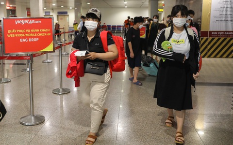 Vietjet chở miễn phí trẻ mồ côi do COVID-19 về nhà ăn Tết