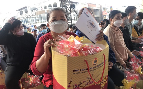 Chợ Tết công đoàn: 'Có quà, tiền tôi để dành phòng khi đau bịnh'