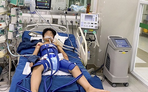 Cứu sống bé trai ngừng tim một tiếng sau khi chơi bóng đá