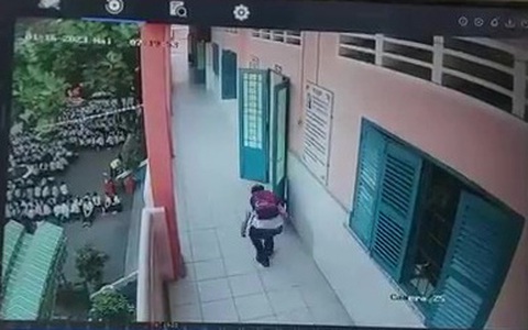 Cả trường đang đứng chào cờ, một ông lom khom chui vô lớp... trộm tiền