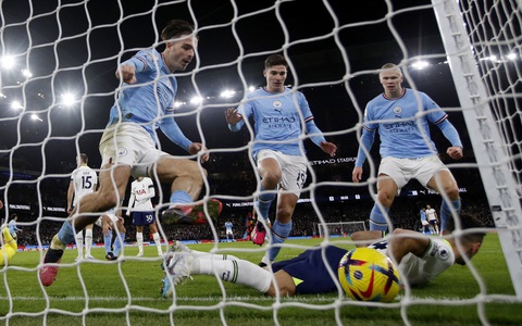 Guardiola dùng đội hình lạ, Man City thắng ngược Tottenham