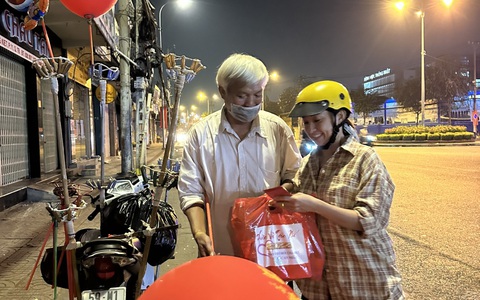 'Xuân về trên phố' lì xì người vô gia cư trong đêm giao thừa