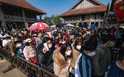 Nắng đẹp, biển người đổ về chùa Tam Chúc, Bái Đính