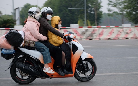 Chiều mùng 5 Tết: Cửa ngõ Hà Nội ùn ứ, nội đô thông thoáng