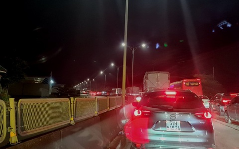 Kẹt xe kéo dài 5km trên quốc lộ 1 qua Quảng Bình