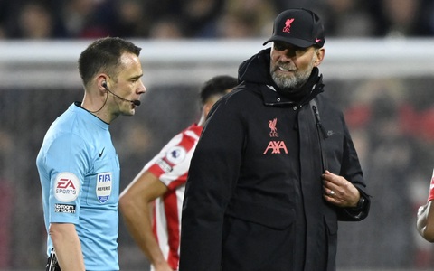 HLV Jurgen Klopp: 'Nói chuyện với trọng tài như nói với... lò vi sóng'
