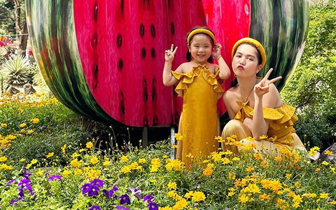 Ảnh vui sao Việt 30-1: Ngọc Trinh nhí nhảnh bên cháu gái
