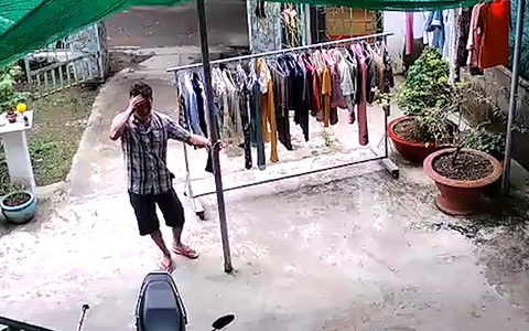 Chàng trai bị sang chấn tâm lý khi cụng đầu vào cây cột