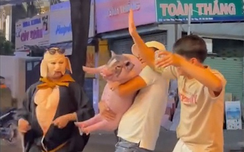 Trư Bát Giới ngơ ngác với thanh niên lầy lội ôm lợn lên nhảy