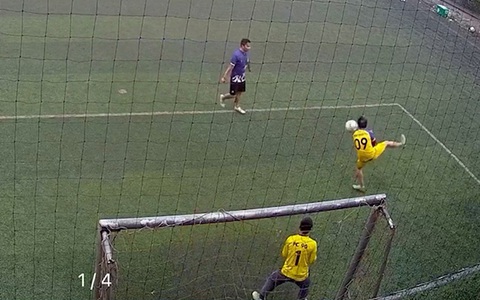 Chàng trai giơ chân móc bóng vô tình lượm được siêu phẩm bằng đầu