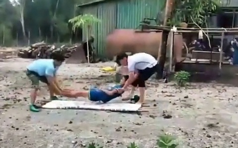'Cười nội thương' với màn diễn tập cứu hộ