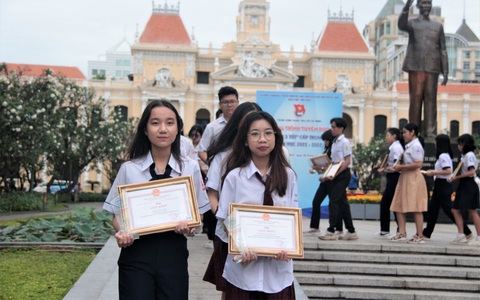 'Học sinh 3 tốt' dâng hoa, báo công với Bác