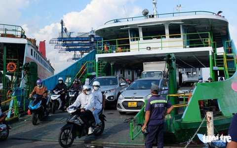 Khẩn trương khắc phục vụ sà lan va chạm phà Cát Lái