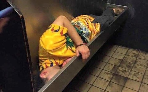 Ảnh vui 9-1: Tá hỏa với chỗ ngủ êm ái của 'thần cồn'