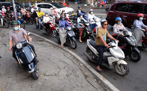 'Cuộc chiến giao thông' mỗi ngày ở vòng xoay Công trường Dân Chủ