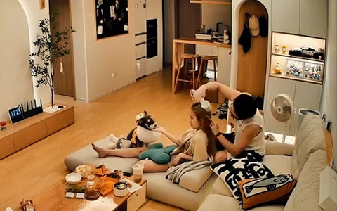 Chồng chủ động sấy tóc cho vợ để làm lành sau một ngày 'chiến tranh lạnh'