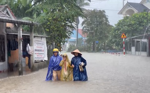 Mưa lũ ở miền Trung, nhiều trường cho học sinh nghỉ học
