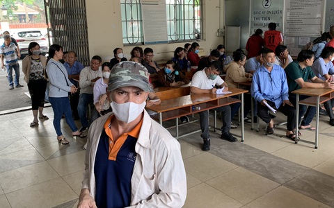 'Nghe đồn' bằng lái sắp hết hiệu lực, dân TP.HCM đổ xô đi... đổi bằng