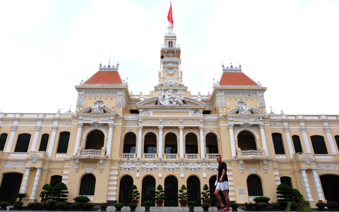 Đường Nguyễn Huệ và Lê Thánh Tôn nhiều chỗ trơn trượt, đề nghị sớm làm nhám mặt đường