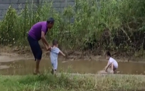 Cụ ông khổ sở khi ở nhà trông cháu nhỏ