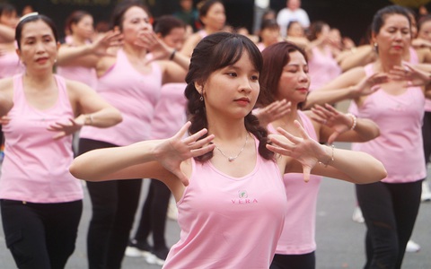 Aerobic 'nhuộm hồng' trước Nhà hát Thành phố mừng Ngày Phụ nữ Việt Nam