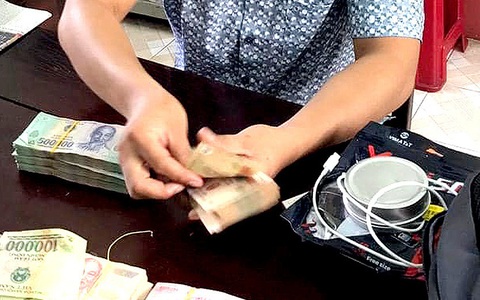 Đến công an làm việc, bỏ quên 365 triệu đồng, nửa đêm mới nhớ
